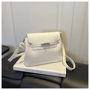 Detail du sac bandouliere en cuir blanc, elegante sacoche vintage d'epaule et accessoire.