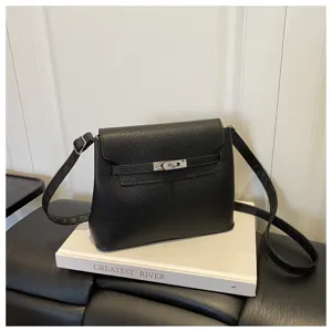 Sac bandoulière en cuir texturé noir avec quincaillerie argentée, sac à main rétro chic.