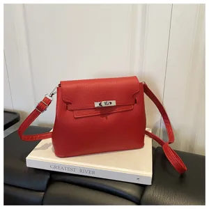 Sac bandoulière femme en cuir rouge sac à main rétro chic avec serrure métallique