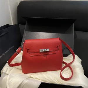 Élégante sacoche bandoulière en cuir rouge, sac à main tendance polyvalent pour femme.