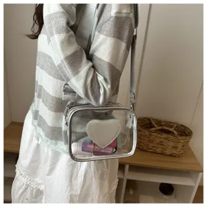 Sac bandoulière transparent en PVC pour femme, sac d'été tendance avec détail en cœur.