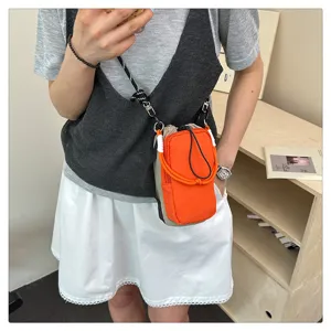 Detailansicht der Umhängetasche im koreanischen Stil mit orangenem Kontrast und Gurt.