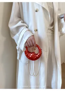 Mini Acryl Mondsichel Tasche mit Kette, glaenzendes rotes Design, modische Schultertasche.