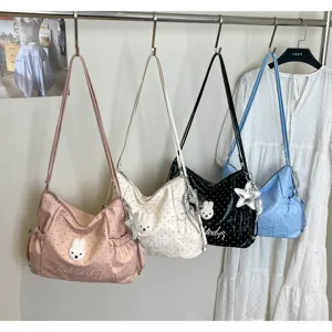 Borsa a tracolla casual a pois con simpatico toppa di coniglio e ciondolo a stella colorata