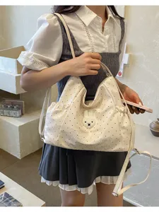 Borsa a tracolla in tela a pois con ricamo di coniglio e ampio spazio per la vita quotidiana.