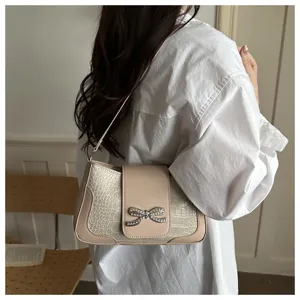 Elegante bolso de hombro con lazo de diamantes y estampado de cocodrilo, accesorio chic.