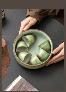 Groene keramische theewas set met kopjes, grote theewater kom voor theeceremonie gereedschap.