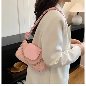 Borsa a tracolla rosa elegante con tracolla intrecciata e catena, borsa casual alla moda.