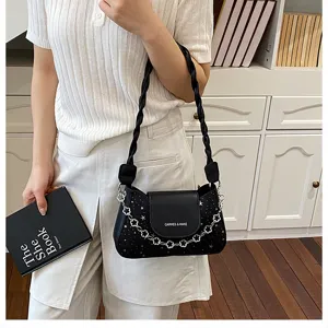 Elegante borsa a tracolla nera con tracolla intrecciata e dettaglio a catena, borsa casual.