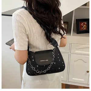 Dettaglio borsa a spalla alla moda, chic borsa nera sotto le ascelle con catena elegante.