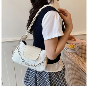Borsa a spalla bianca chic con stampa di stelle, tracolla a catena e manico intrecciato.
