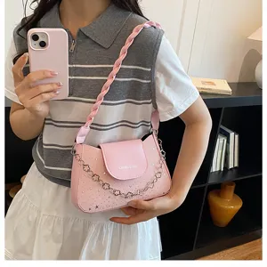 Borsa a tracolla baguette francese rosa con cinturino intrecciato e catena carina.