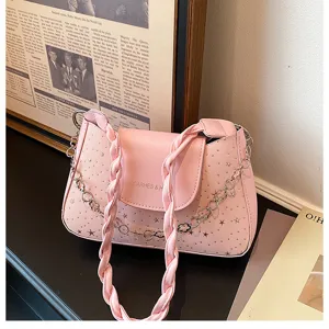 Borsa a tracolla chic rosa, stile rétro sotto le braccia con cinturino intrecciato.