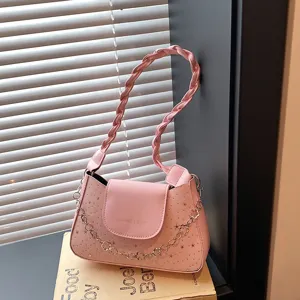 Elegante borsa rosa da spalla con manico intrecciato, motivo a stelle e catena.