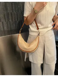 Sac porté épaule en paille tissée d'été avec garniture en cuir marron, cabas de plage.