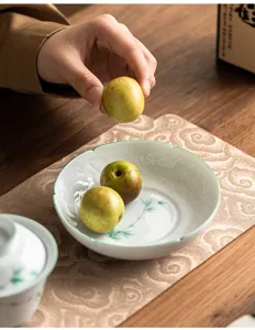 Handbemachte Keramikuntertasse mit grünem Bambusmuster, elegantes Teezubehör für die Teekultur.