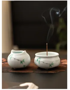 Detalle quemador incienso cerámica bambú verde pintado a mano, accesorio té tradicional exquisito.