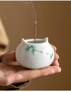 Inciensario de ceramica con bambu verde pintado a mano detalle, decoracion elegante.