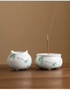 Vista detallada de quemadores de incienso de cerámica de bambú verde, decoración zen perfecta.