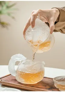 Squisito set di teiera e due tasse in vetro con motivo a drago goffrato per tè.