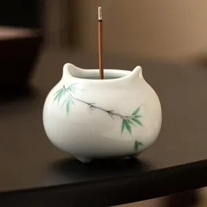 Quemador de incienso de cerámica pintado a mano con bambú verde para decoración hogar.