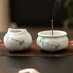 Quemador de incienso de cerámica pintado a mano con elegante diseño de bambú verde para hogar.
