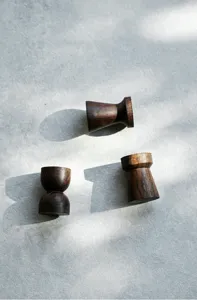 Portacoperchio per teiera in legno di sandalo fatto a mano, dettaglio accessorio tè Wabi.