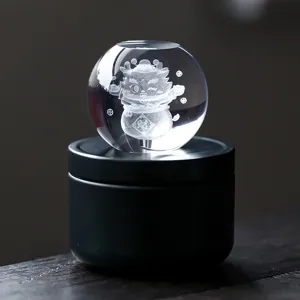 Kristalen glas draak theekop dekselhouder en schattig theehuisdier tafeldecoratie hoofdaanzicht