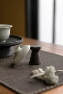 Portacoperchio per teiera in legno di sandalo fatto a mano, stile wabi-sabi, dettaglio.