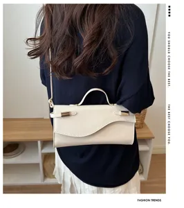 Gedetailleerd uitzicht op een chique dames schoudertas met elegante metalen hardware en flap.