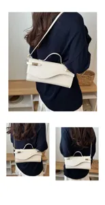 Elegante crèmekleurige schoudertas met handvat aan de bovenkant en chic flapontwerp