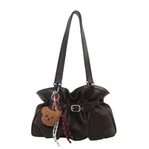 Bolso de hombro fruncido marrón oscuro con hebilla elegante y tierno oso de peluche.