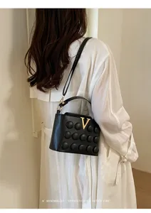 Borsa a tracolla nera matelassé a bolle con fibbia dorata a V, elegante borsa da donna alla moda.
