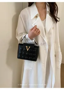 Chic borsa a tracolla nera con logo V dorato, elegante borsa rétro da donna alla moda