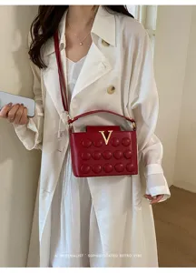 Borsa a tracolla rossa con chiusura a V da donna, elegante borsa in pelle con dettagli chic.