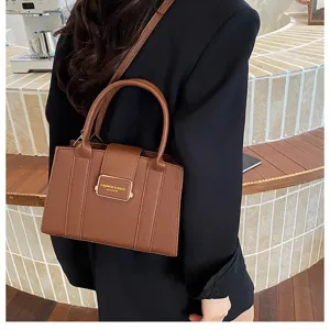 Vue détaillée du sac porté épaule en cuir marron, élégant sac sous les bras avec boucle en métal.