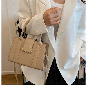 Vue détaillée du sac à bandoulière minimaliste en cuir beige pour femmes élégantes.