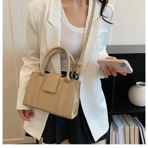 Élégant détail de sac à bandoulière minimaliste chic pour femmes, design moderne.