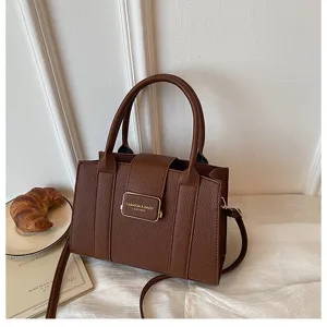 Vue détaillée du sac à main marron, élégant sac bandoulière de travail avec texture et finitions.