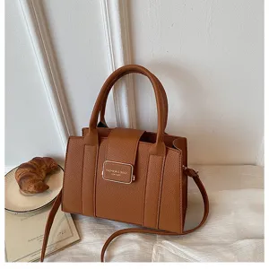 Vue détaillée du sac à bandoulière marron en cuir texturé élégant pour le travail quotidien.