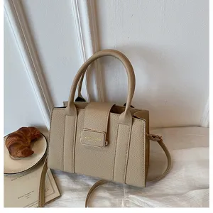 Sac à bandoulière minimaliste en cuir beige pour femme, élégant sac croisé de banlieue détail.