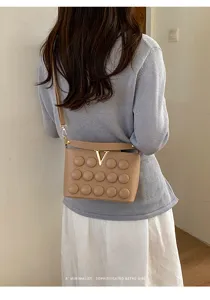 Vista dettagliata della borsa a tracolla con motivo a bolle e chiusura a V elegante ogni giorno.