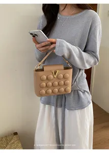 Elegante borsa a tracolla trapuntata con fibbia a V, accessorio chic per ogni donna.