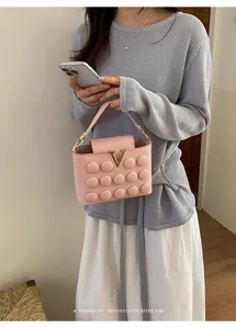 Borsa a tracolla rosa alla moda con fibbia metallica V, design chic ed elegante da donna.