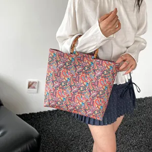 Bolso tote floral de gran capacidad con asas de bambú estilo étnico para mujer elegante