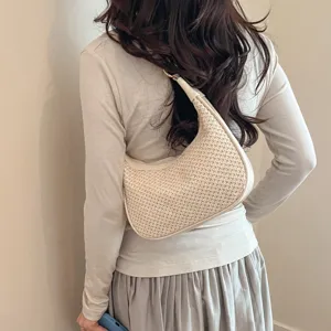 Handgemachte Stroh-Halbmond-Tasche PU-Patchwork Umhängetasche für Damen Sommer Strand Urlaub