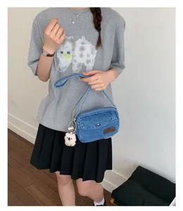 Koreatiki vintage tzanter denim casual tsanta omou me poly xaritomeno plousio kremasto.