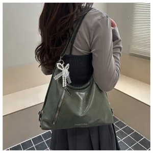 Sac à bandoulière souple en cuir PU vert foncé élégant et sac à dos convertible.