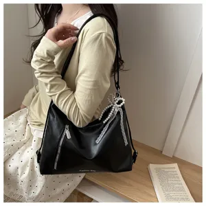 Sac cabas noir en cuir pour femme, sac porté épaule minimaliste de travail avec pendentif perle.