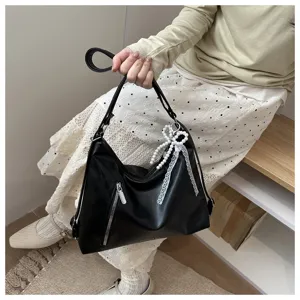Sac fourre-tout noir en cuir PU sous les bras détail avec pendentif nœud perle et poche zippée.